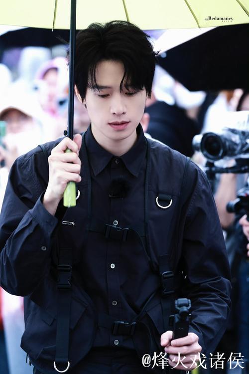 魏大勋膝盖高度即杨迪起跳极限引发热议